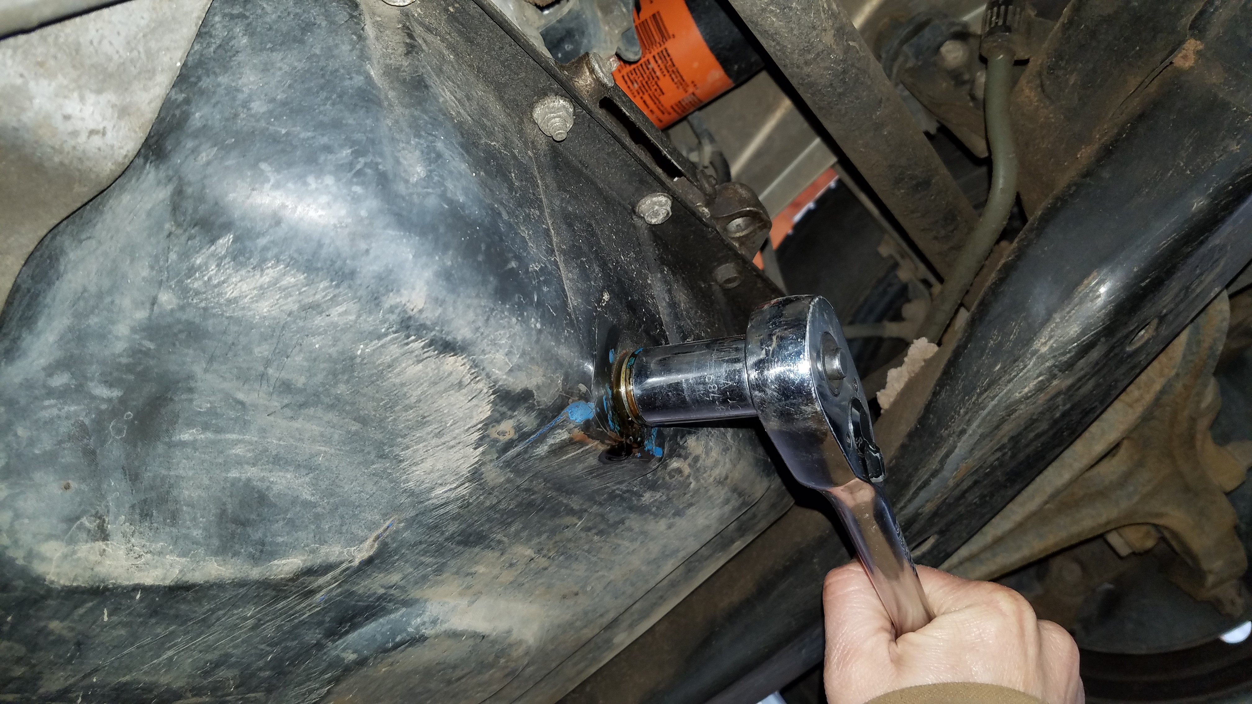 10-tighten-oil-drain-plug