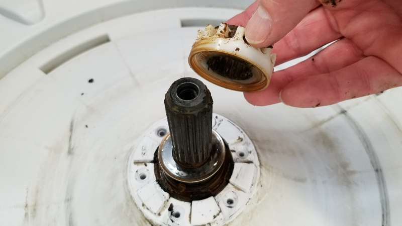 015-remove-plastic-gear (800x450)