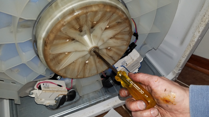 060-replace-bottom-axle-bolt (800x450)