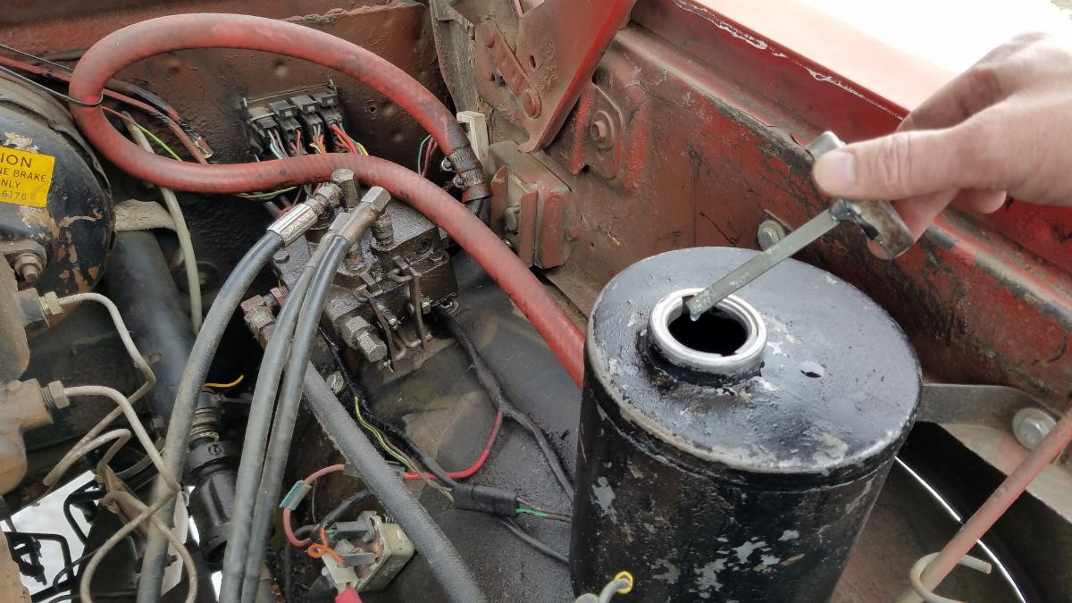 sno-commander-reservoir-dipstick-check