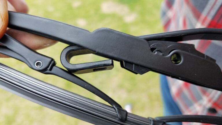 How to Change the Rear Wiper Blade-Toyota Sienna