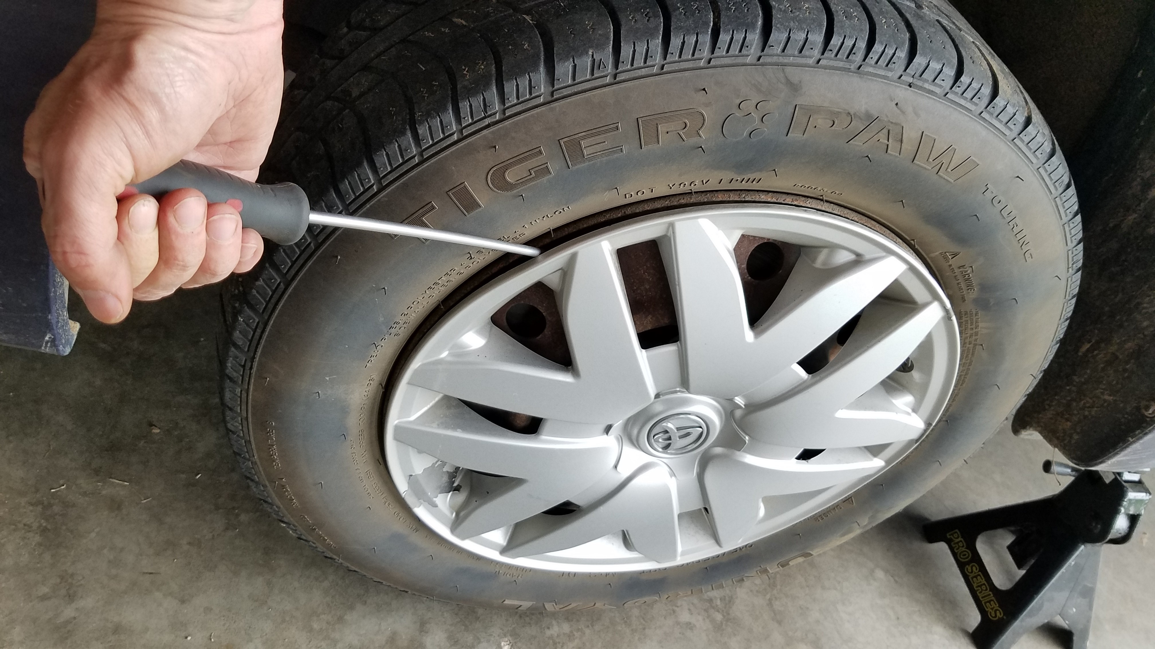 002-pry-off-hubcap