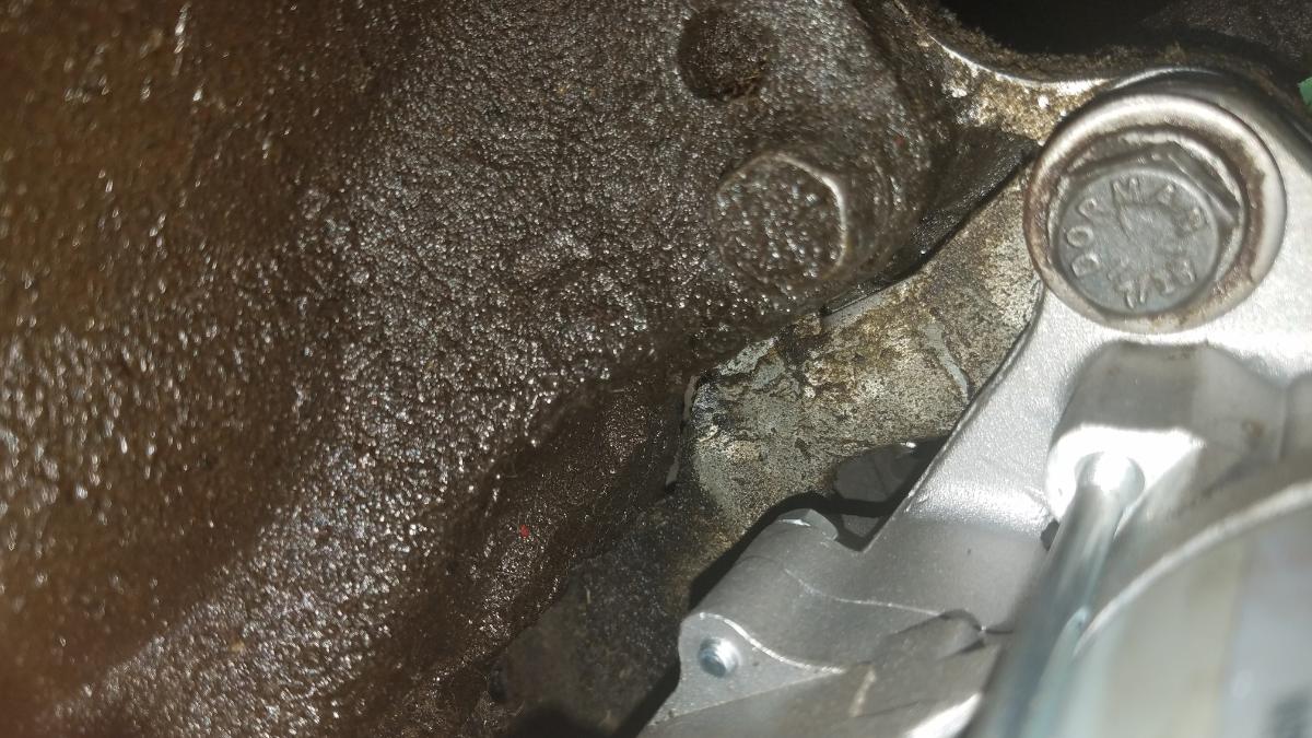 009-top-starter-bolt-location