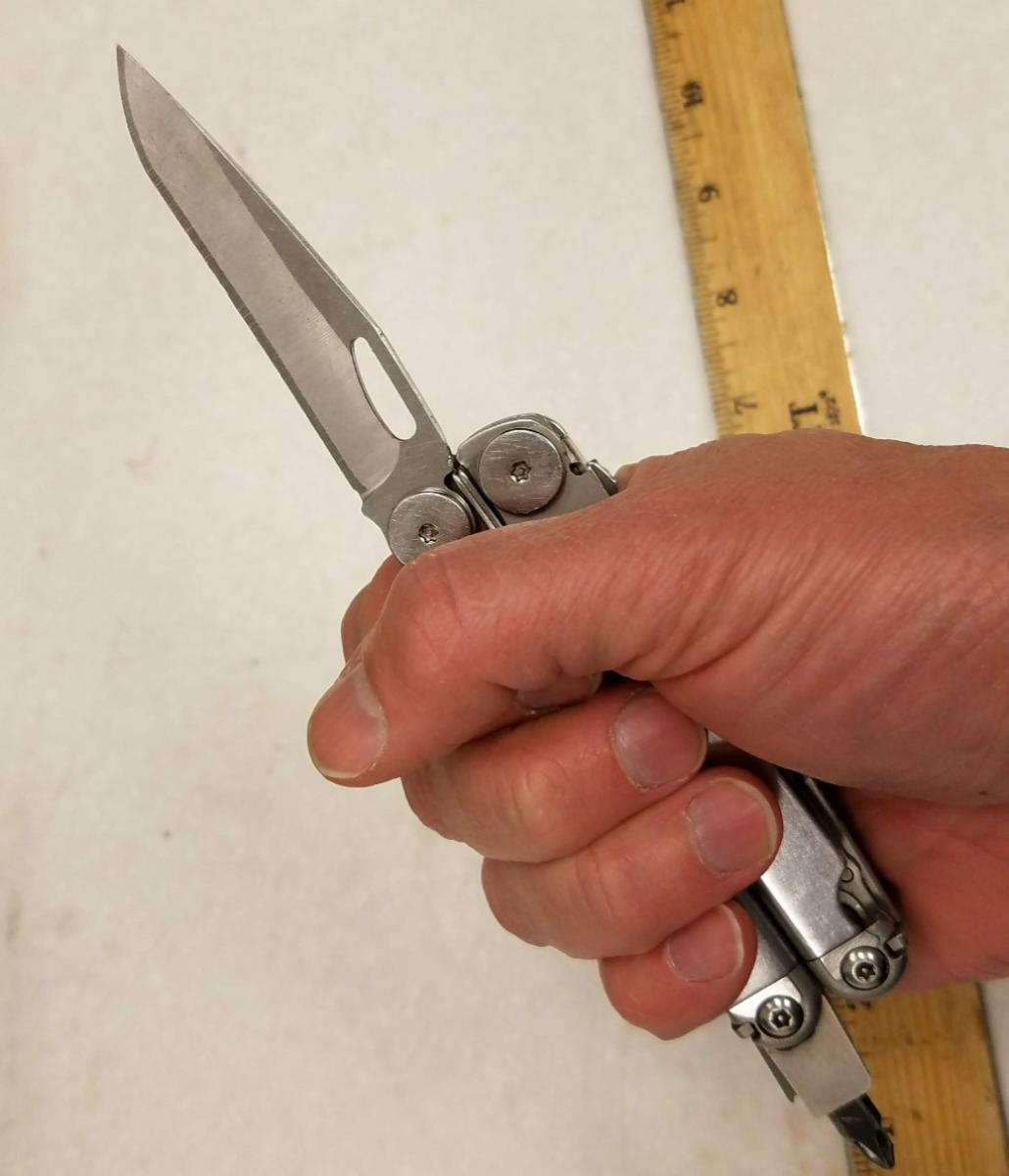 004-leatherman-wave-in-hand