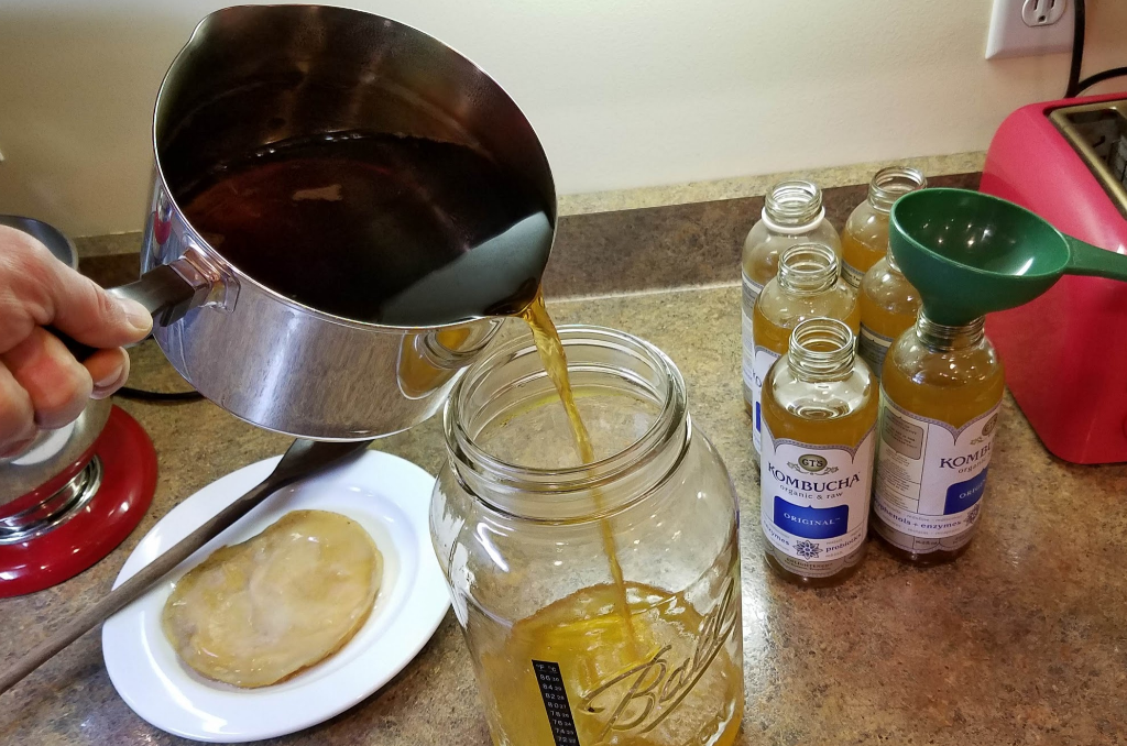 07-kombucha-pour-in-cooled-sweet-tea