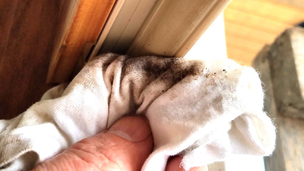 06-clean-window-seal