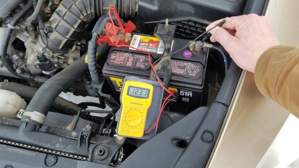 01-check-car-battery-voltmeter-car-off