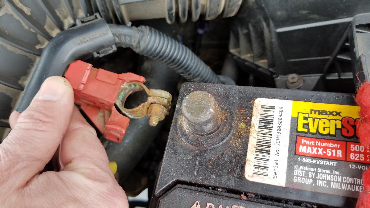 03-disconnect-positive-battery-terminal