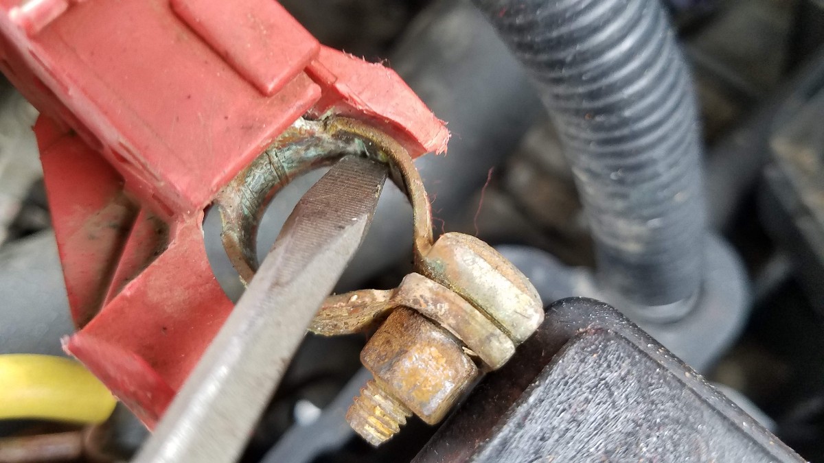 05-clean-battery-post-clamp
