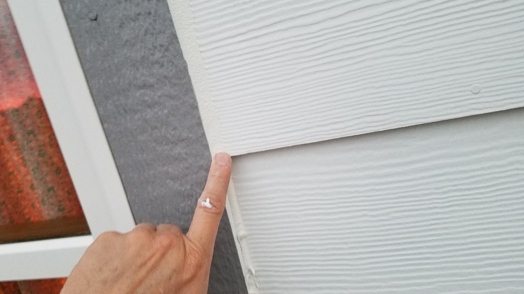 05-smoothing-caulking-with-wet-finger