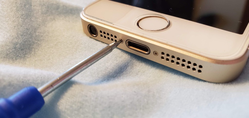 05-remove-iphone-power-connector-screws