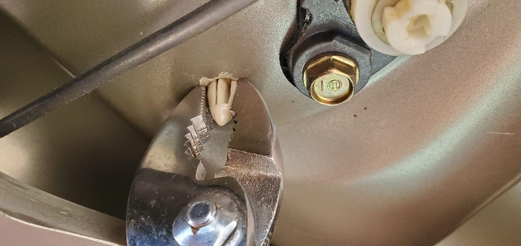 05-remove-plastic-clip-pliers