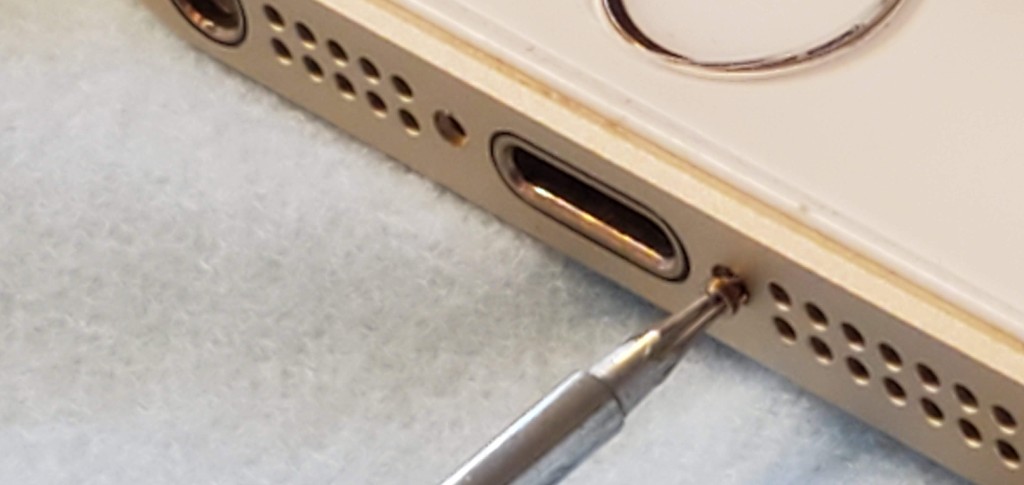 06-remove-iphone-se-screws