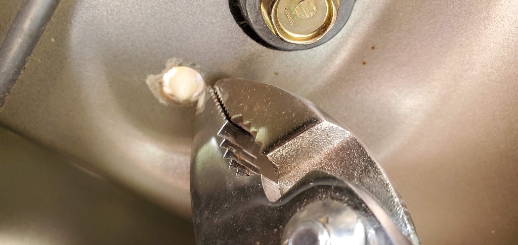 07-remove-plastic-clip