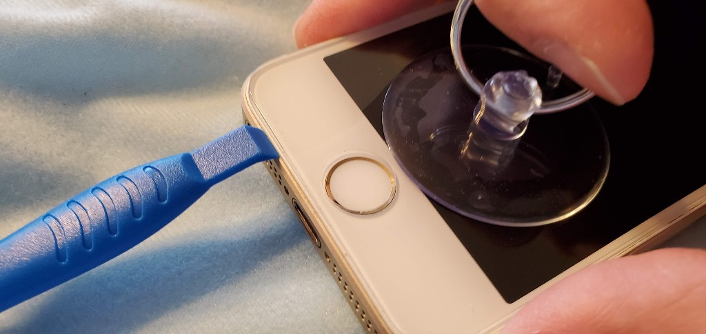 10-prying-off-iphone-screen