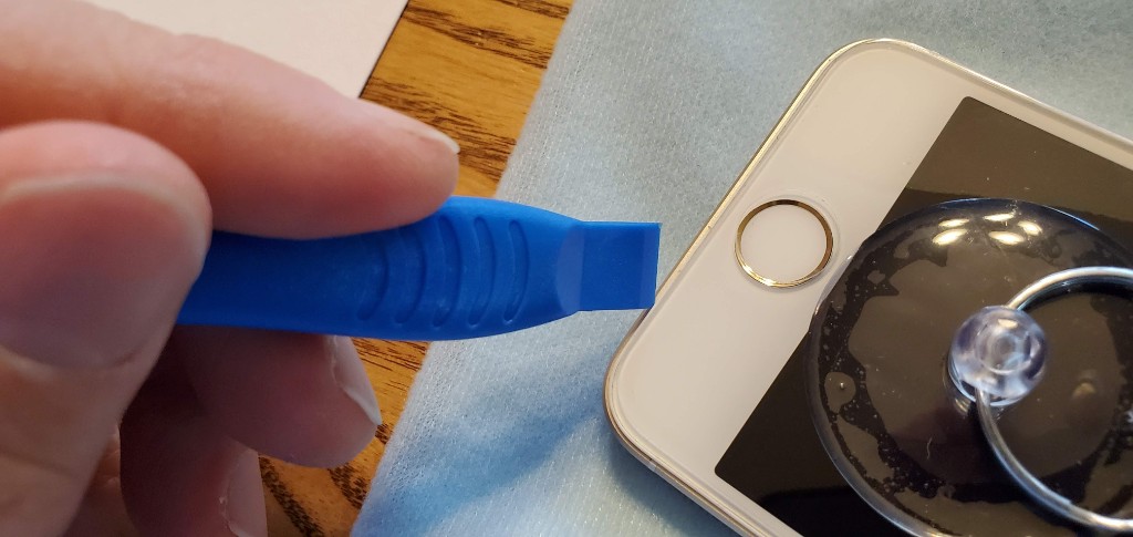 11-pry-off-screen-iphone