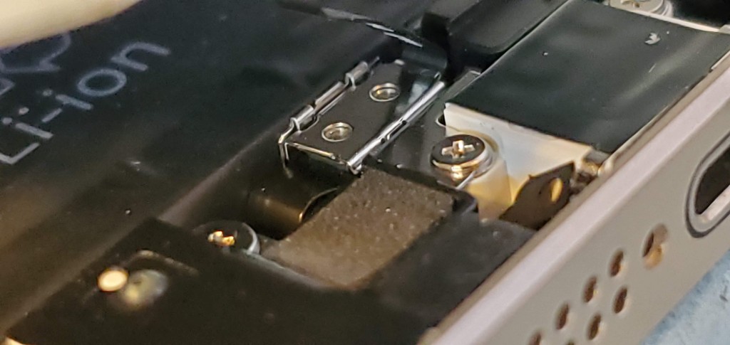 15-close-up-home-button-connector