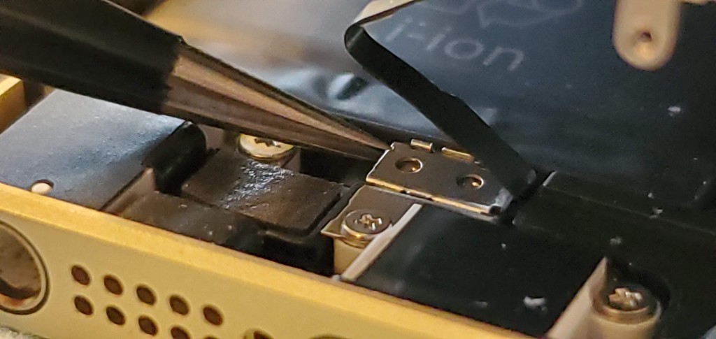 16-remove-metal-clip-iphone-home-button-connector