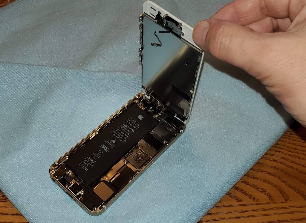 18-iphone-se-screen-partially-removed