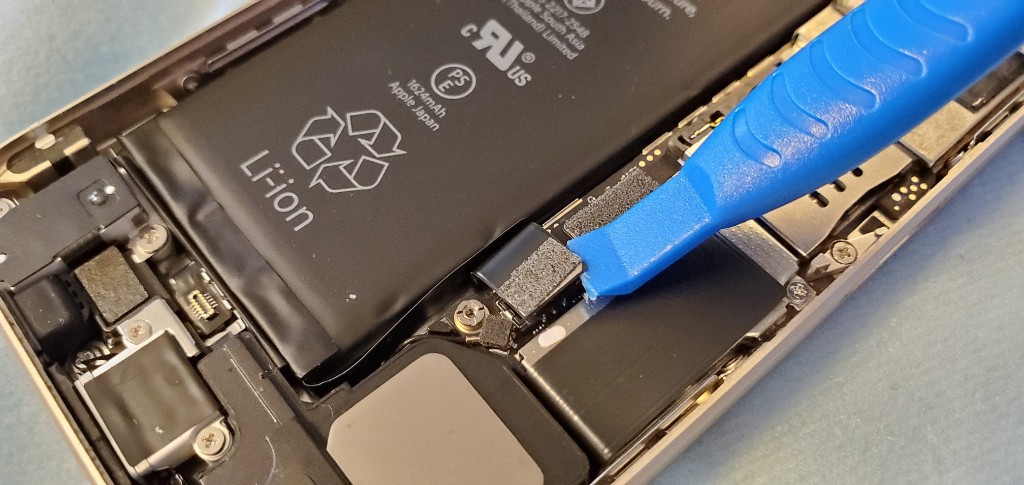 21-pry-up-battery-connector-iphone-se