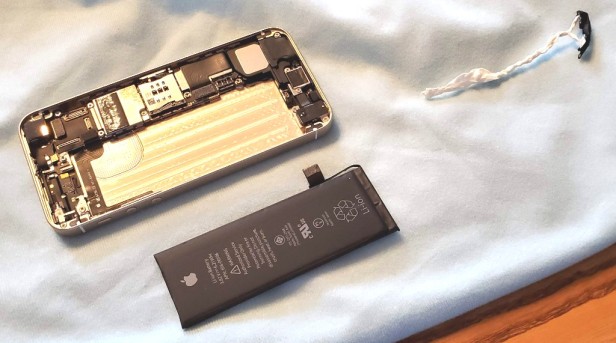 28-old-battery-removed-iphone-se