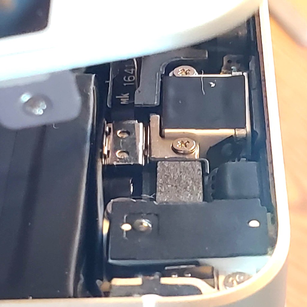 46-metal-cover-reinstalled-iphone-se