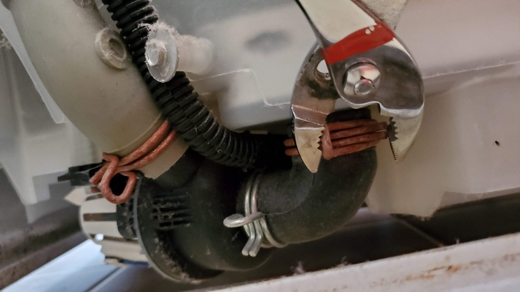 08-remove-pipe-clamp-pliers