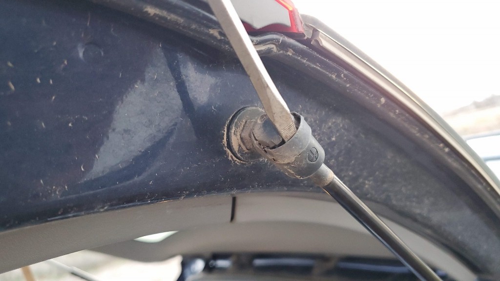 11-old-tailgate-strut-removal