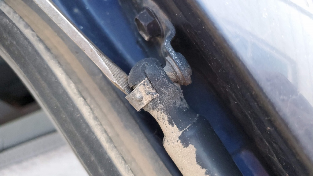 Liftgate strut close up of connector