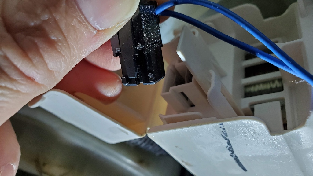 02-maytag-drain-pump-power-plug