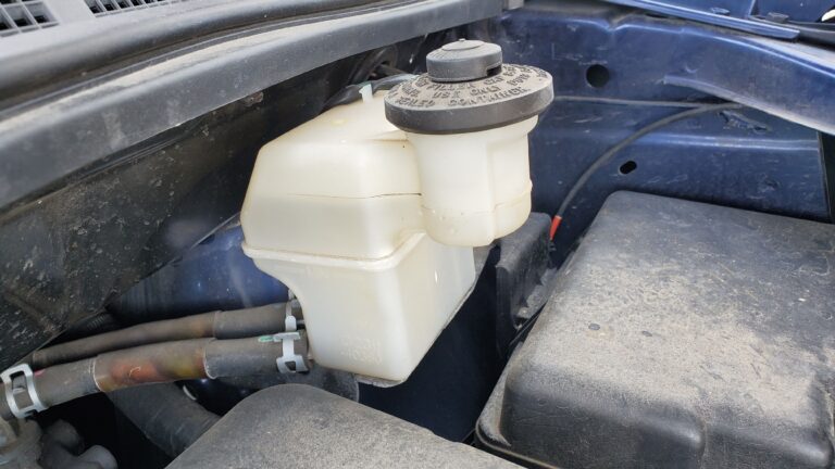 How to Add Brake Fluid to a Toyota Sienna