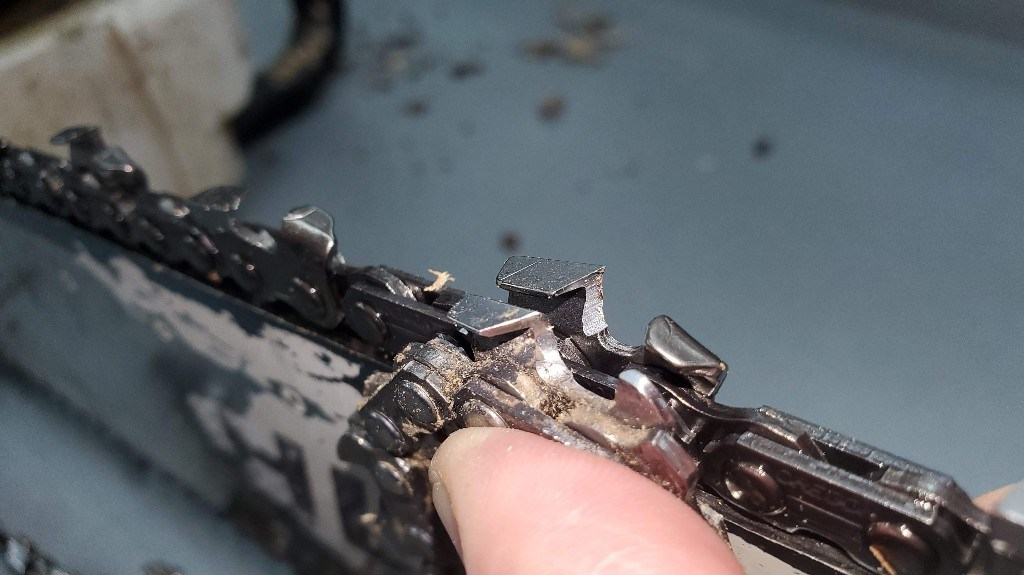old-new-chainsaw-chain-sharp-dull