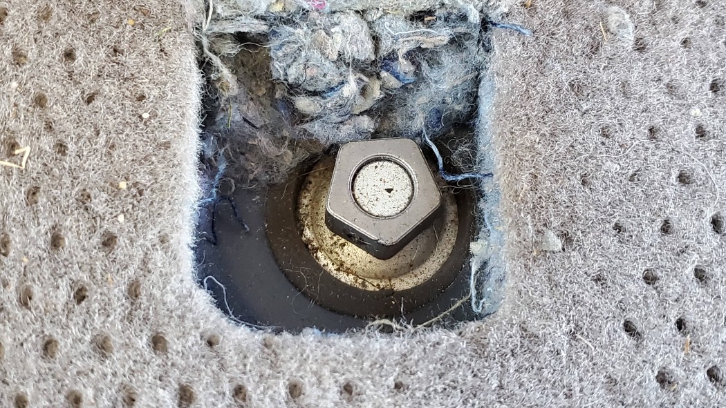 03-5-sided-nut-toyota-sienna-close-up