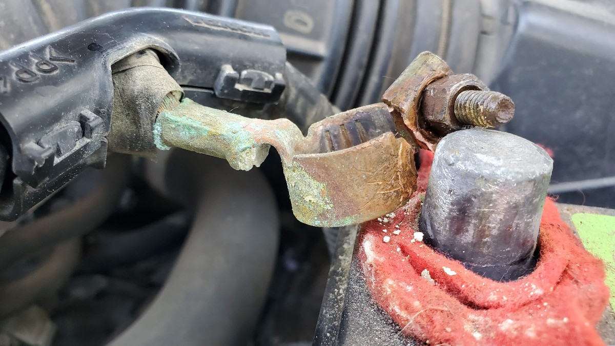 01-broken-battery-cable-clamp