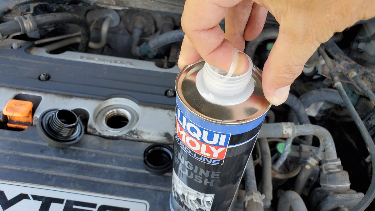 04-open-can-of-LiquiMoly-Honda-Accord