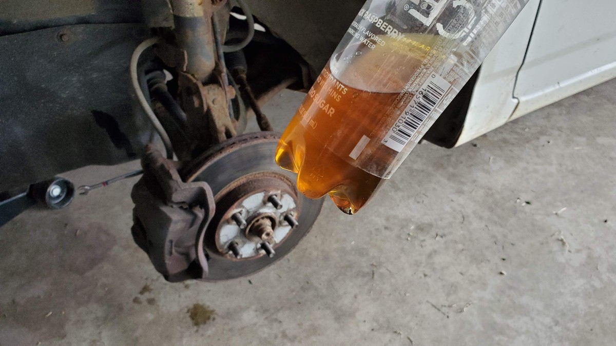01-remove-tire-old-brake-fluid