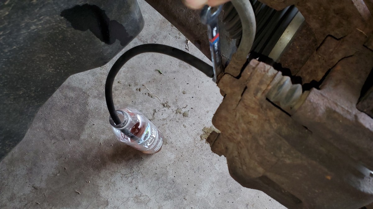 05-loosen-brake-bleed-nut