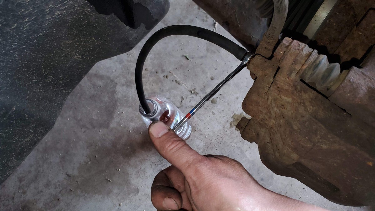 06-tighten-brake-bleed-bolt