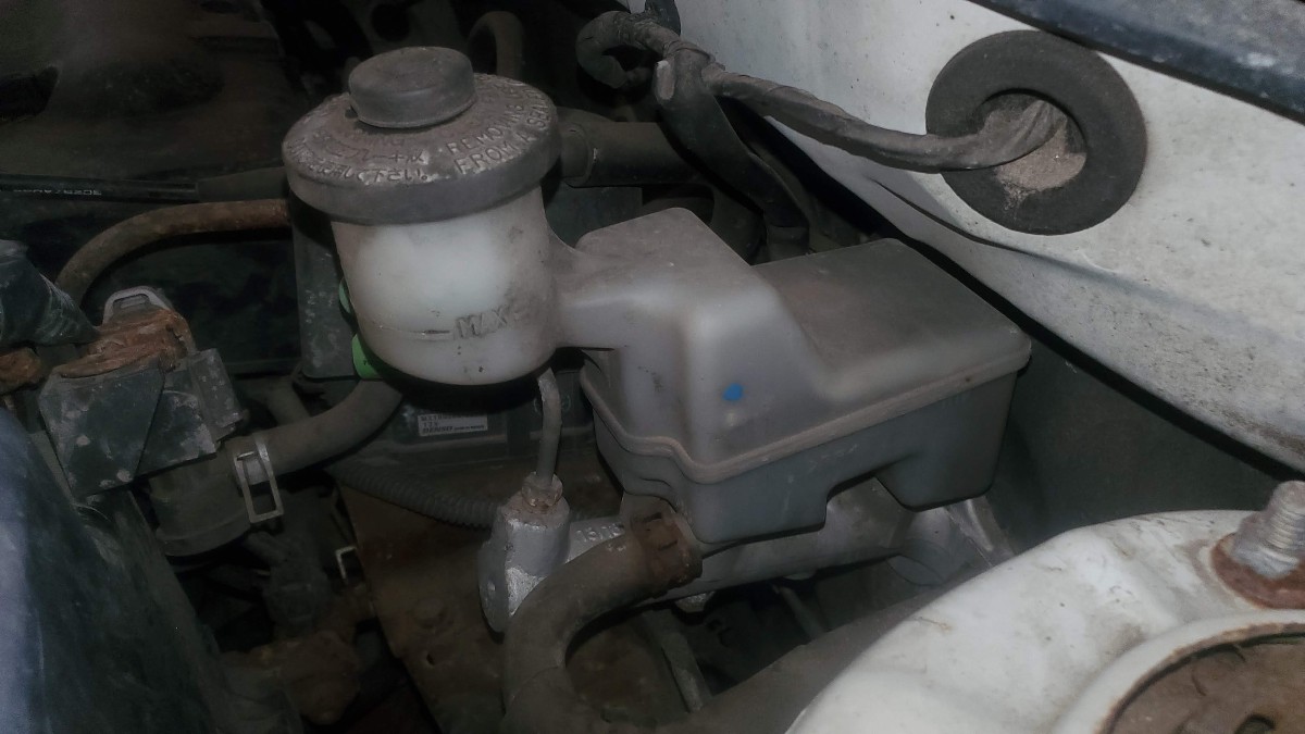 08-brake-fluid-reservoir