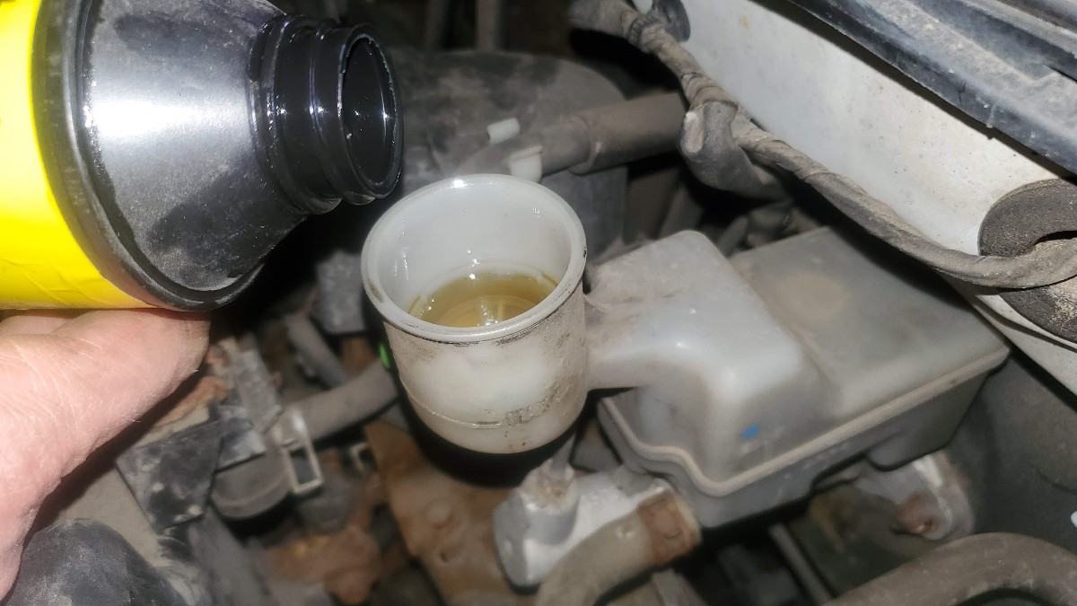 10-brake-fluid-reservoir-full