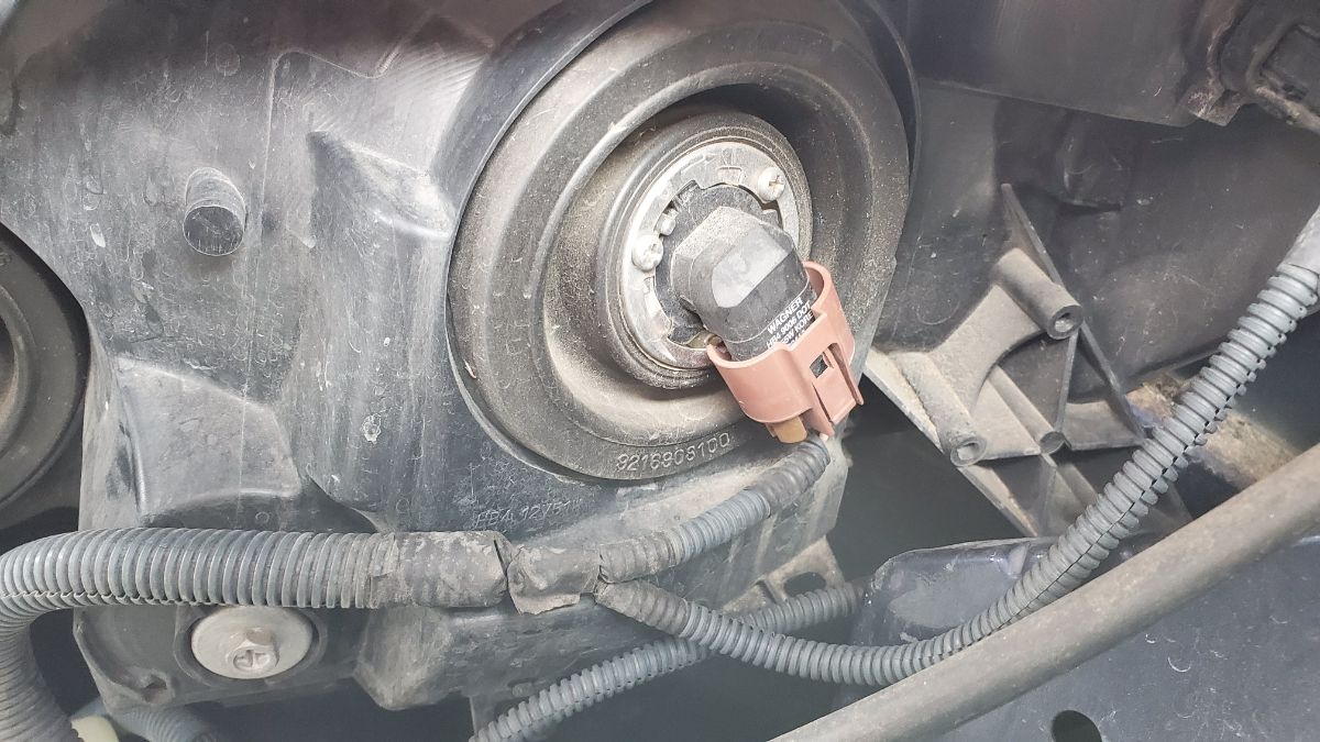 03-twist-bulb-to-remove-sienna-headlight