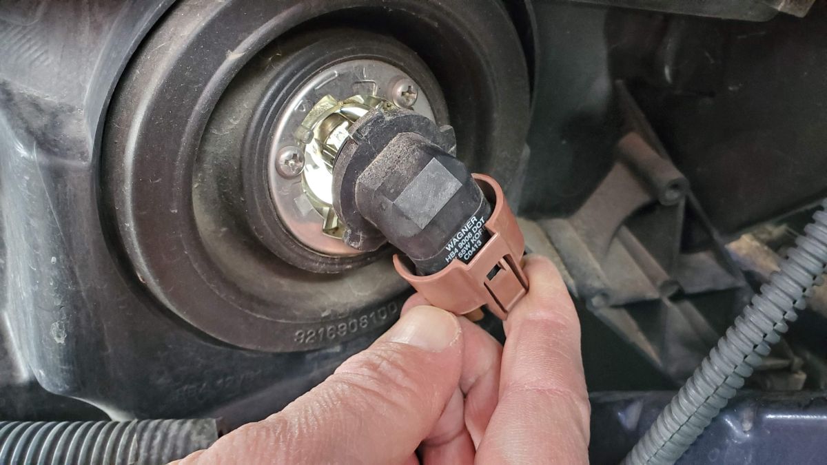 04-remove-Sienna-Headlight-9006-low-beam