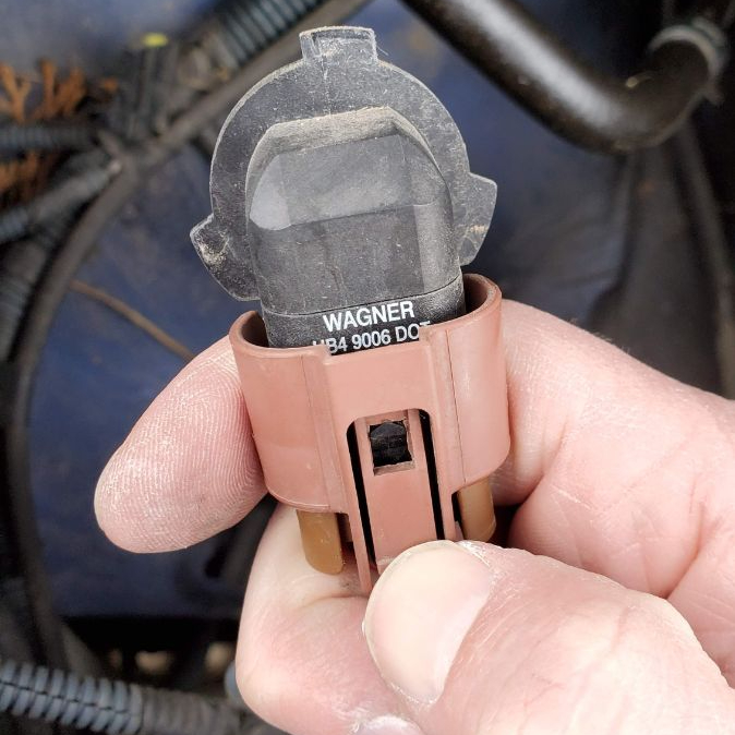 toyota sienna light bulb replacement 9006