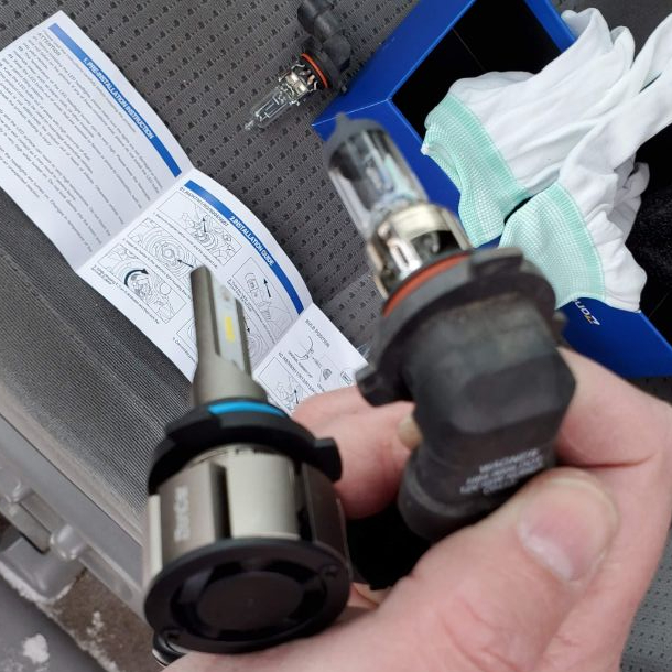 07-0ld-halogen-bulb-and-LED-bulb-Sienna-9006