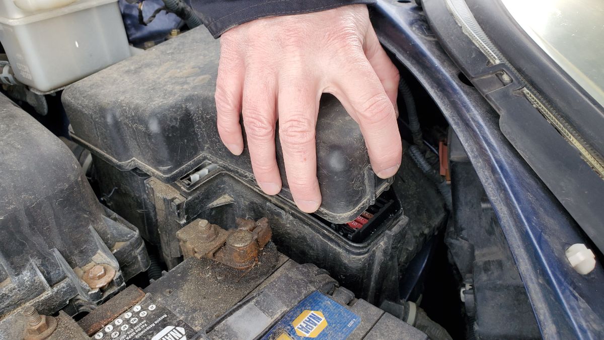 12-drivers-side-bulb-replacement-Sienna-Remove-fuse-box-cover