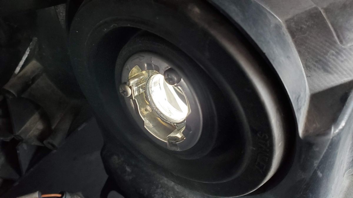 14-Sienna-headlight-bulb-removed