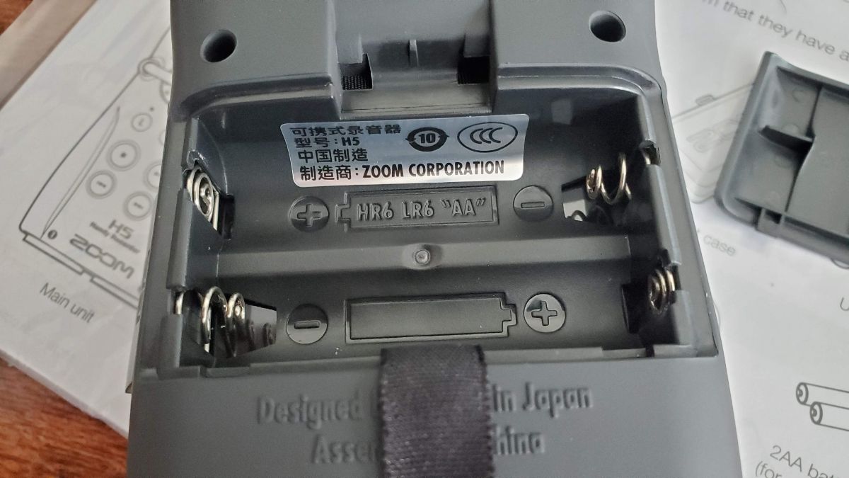 11-Zoom-H5-Battery-Compartment