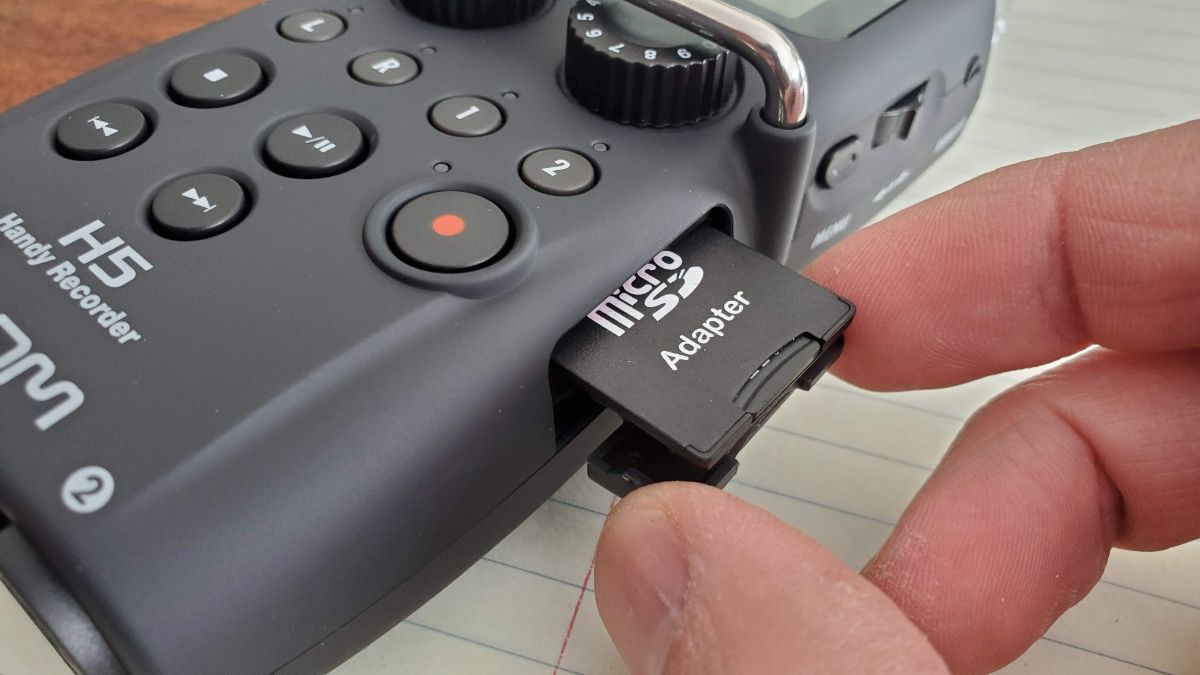 14-Zoom-H5-SD-card-Slot