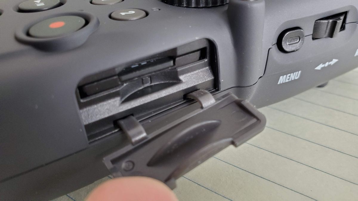15-Zoom-H5-SD-Card-Slot-plastic-cover