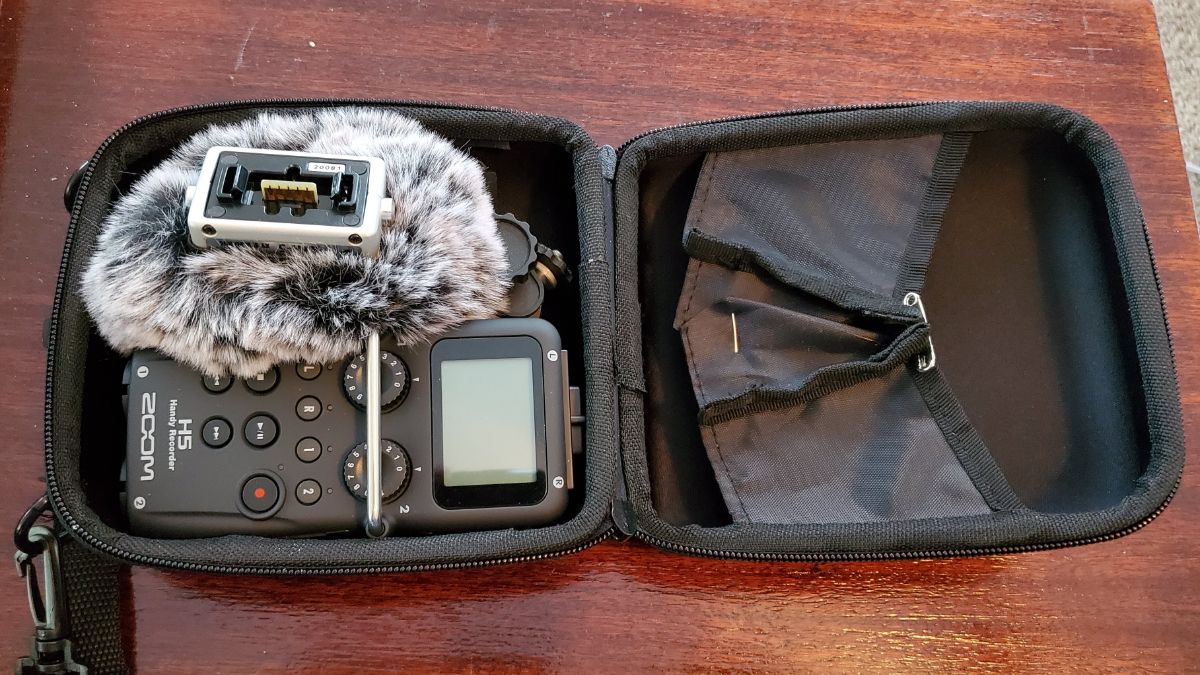 21-Zoom-H5-in-a-case-with-accessories